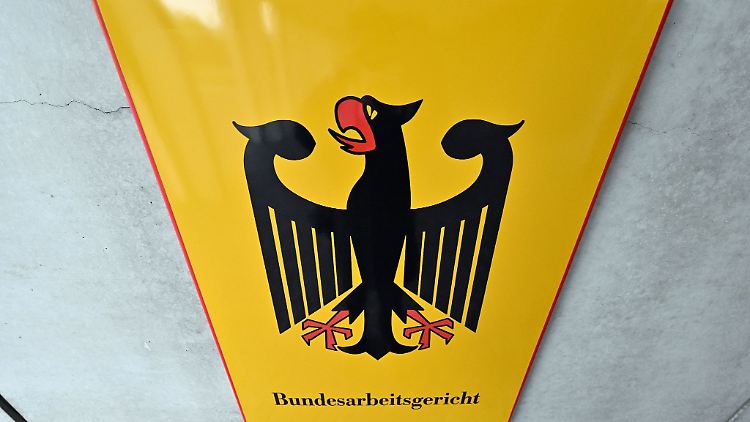 Das Bundesarbeitsgericht prüft, ob ein Anspruch auf Entgeldfortzahlung besteht, nachdem sich ein Arbeitnehmer für den Zeitraum der Kündigungsfrist krankgemeldet hat.