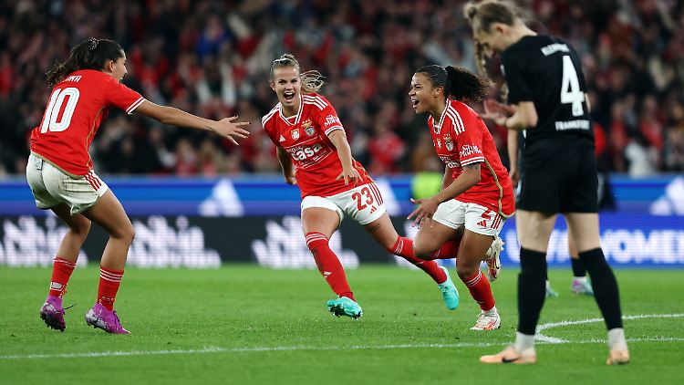 Benfica Lissabon bejubelt den Treffer von Marie Alidou.