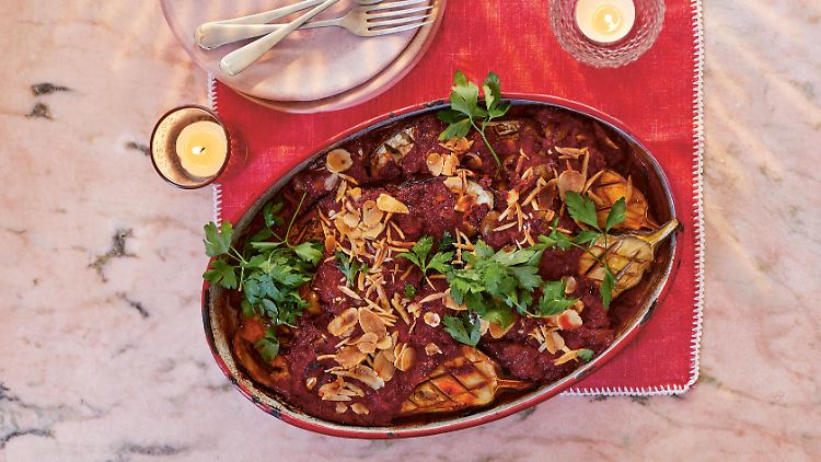 Die würzigen Auberginen mit gerösteten Mandeln und salzigem Zitronenjoghurt eignen sich gut für ein leichtes Hauptgericht an Weihnachten.