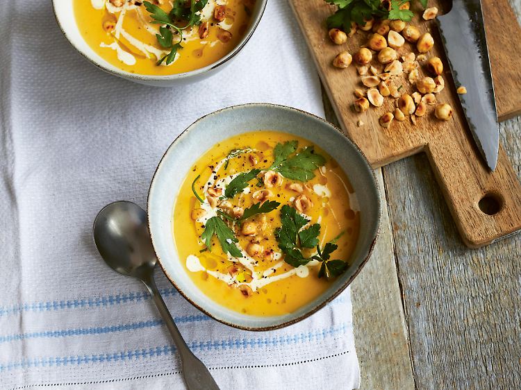 Die cremige Selleriesuppe bekommt mit den gerösteten Haselnüssen einen festlichen Charakter.
