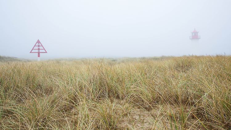 Sylt, 29.12.2021: Leuchtturm List- West und Seezeichen (Tagmarke) im Nebel in der Dünenlandschaft am Ellenbogen