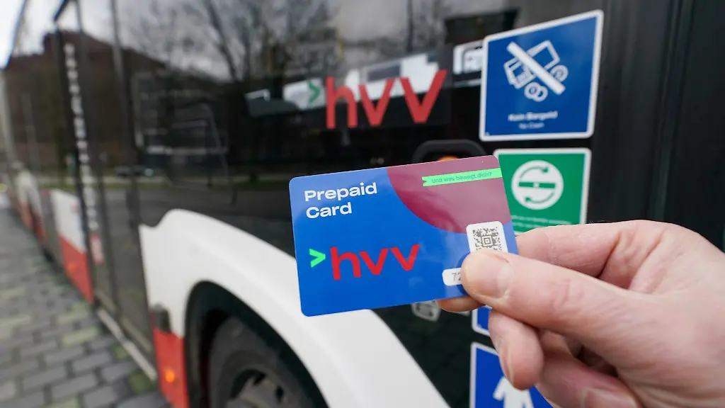 Ein-Mann-haelt-eine-Prepaid-Card-zum-bargeldlosen-Ticketkauf-vor-einem-Linienbus-des-Hamburger-Verkehrsverbunds-HVV-hoch