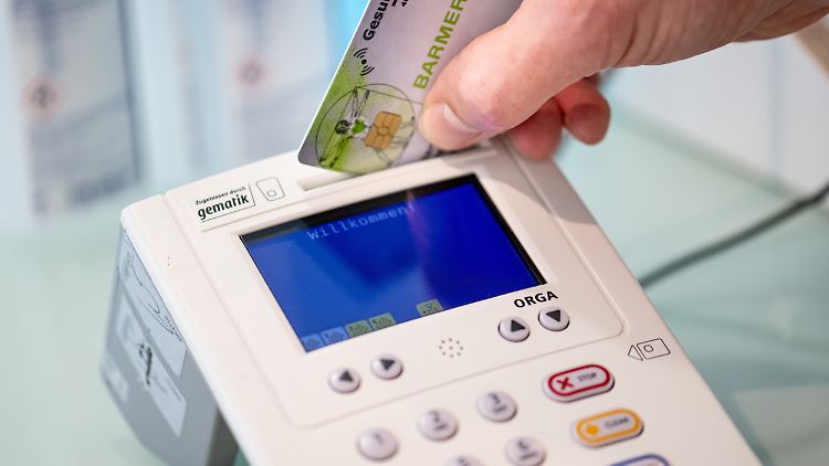 Auf der Gesundheitskarte speichern Ärzte künftig die Rezepte, in der Apotheke werden sie dann wieder ausgelesen.