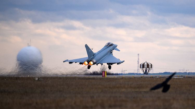 Ein deutscher Eurofighter startet auf dem Flugplatz Mihail Kogalniceanu, in der Nähe von Constanta in Rumänien.