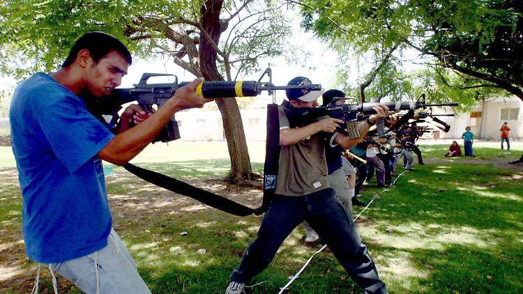 Die Gewalt gegen Palästinenser im Westjordanland habe ein "beispielloses Niveau" erreicht, sagt die UN. Das Archivbild zeigt jüdische Siedler beim Schusstraining im Jahr 2005.