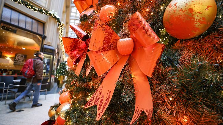 Statt in festlichen Farben leuchtet der Weihnachtsbaum am Potsdamer Platz in Orange.
