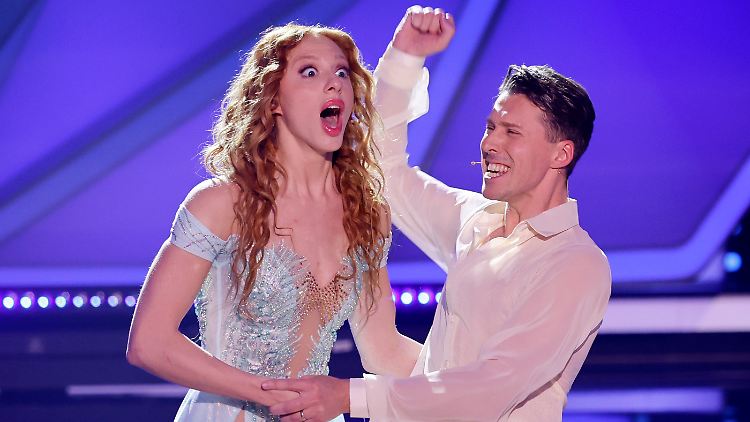 Konnten ihr Glück kaum fassen: die "Let's Dance"-Gewinner Anna Ermakova und Valentin Lusin.