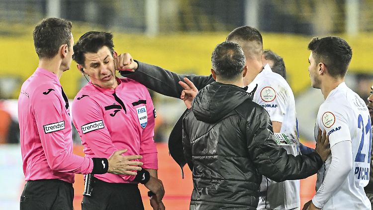 Faruk Koca (verdeckt) wird kein Amt mehr im türkischen Profifußball übernehmen-
