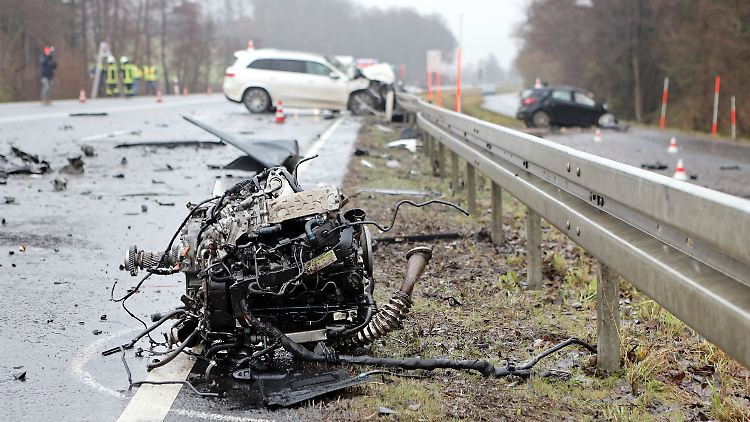 Die Sperrung der Bundesstraße 82 soll laut Polizei voraussichtlich bis in den Abend andauern.