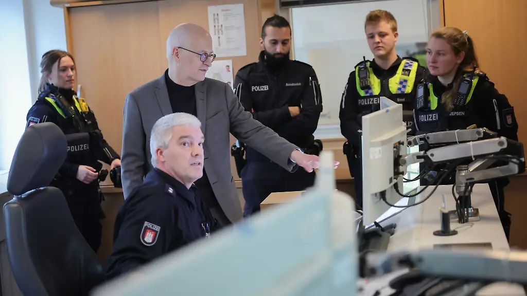 Peter-Tschentscher-3-v-l-unterhaelt-sich-mit-den-wachhabenden-Beamten-im-Polizeikommissariat-26-in-Hamburg-Osdorf