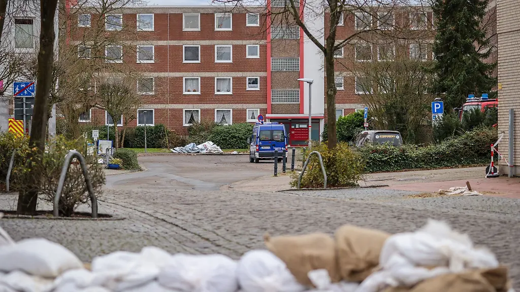 Sandsaecke-liegen-vor-einem-evakuierten-Wohnhaus