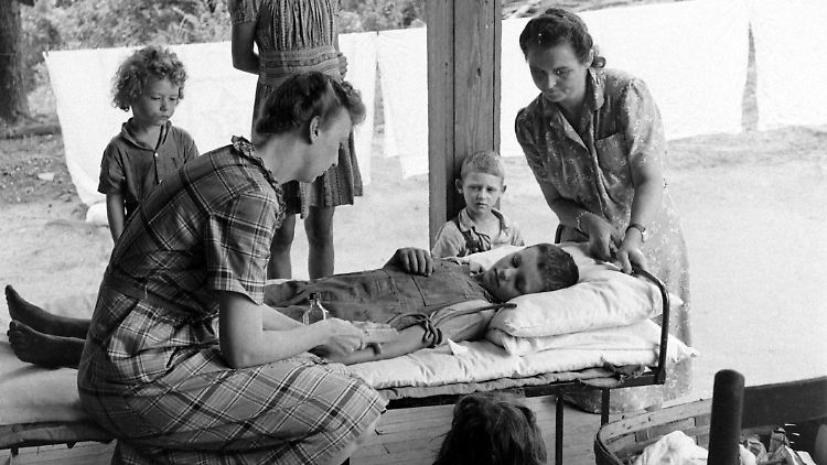 Dr. Dorothy Horstmann untersucht einen Polio-Patienten im Städtchen Hickory im US-Bundesstaat North Carolina. Der Fotograf Alfred Eisenstaedt begleitete sie im Sommer 1944 für das "LIFE"-Magazin.