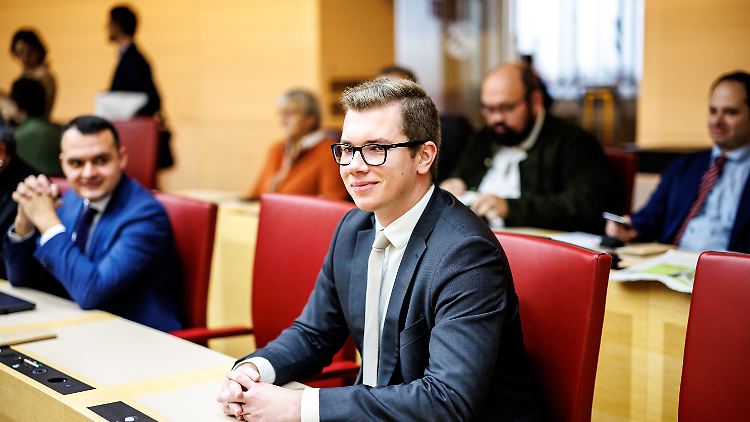 Sein Mandat im Bayerischen Landtag behält Halemba weiter. 