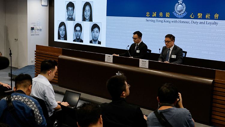 Die chinesische Polizei präsentiert in Hongkong die Namen der fünf gesuchten Aktivisten.