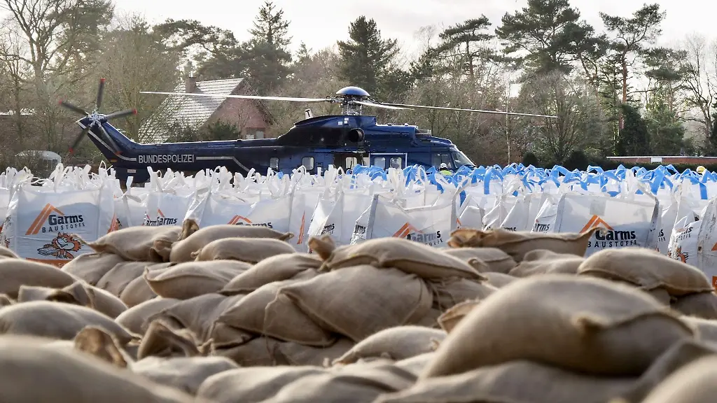 Sandsaecke-und-Bigbacks-liegen-bereit-um-mit-einem-Hubschrauber-an-die-Hunte-gebracht-zu-werden