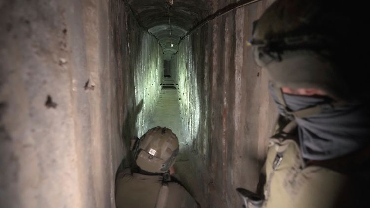Israelische Soldaten zeigen einen unterirdischen Tunnel unter dem Schifa-Krankenhaus in Gaza-Stadt.
