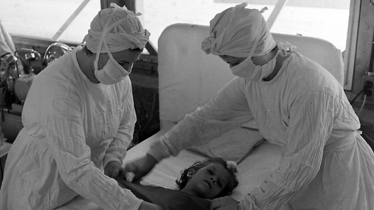 Im Sommer 1944 pflegen Krankenschwestern ein an Polio erkranktes Kind in einem provisorischen Krankenhaus in Hickory.
