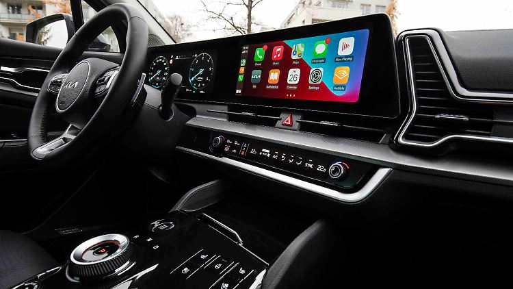 Auf dem Touchscreen des Sportwage lassen sich Smartphone-Inhalte per Android Auto anzeigen.