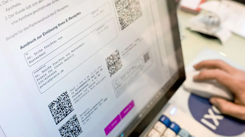 Auf-einem-Bildschirm-in-einer-Apotheke-werden-Hinweise-zu-E-Rezepten-angezeigt