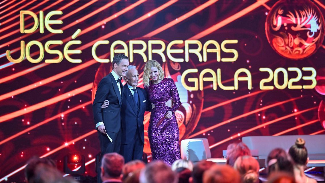 Moderator Sven Lorig (v.l.), der spanische Star-Tenor José Carreras und Moderatorin Stephanie Müller-Spirra während der 29. José Carreras Gala in Leipzig.