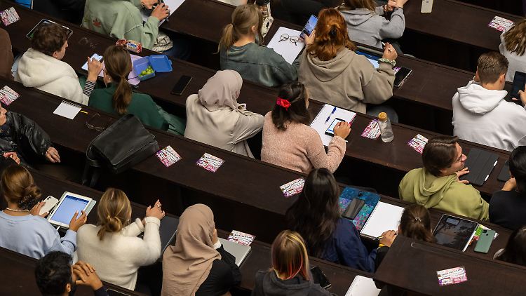 Statt Krediten sind Unterstützung der Eltern und Nebenjobs die wichtigsten Quellen der Studienfinanzierung.