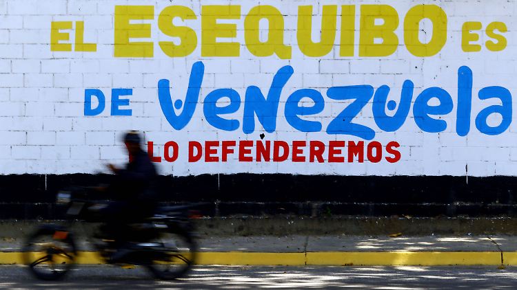 Venezuela erhebt Anspruch auf die Region Essequibo (in der Landessprache: Esequibo), die derzeit zu Guyana gehört.