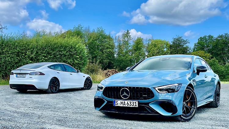Der viertürige GT 63 kommt gut in dem historischen Blau, das früher einmal Chinablau hieß. Heute heißt der Ton Vintageblau Uni.