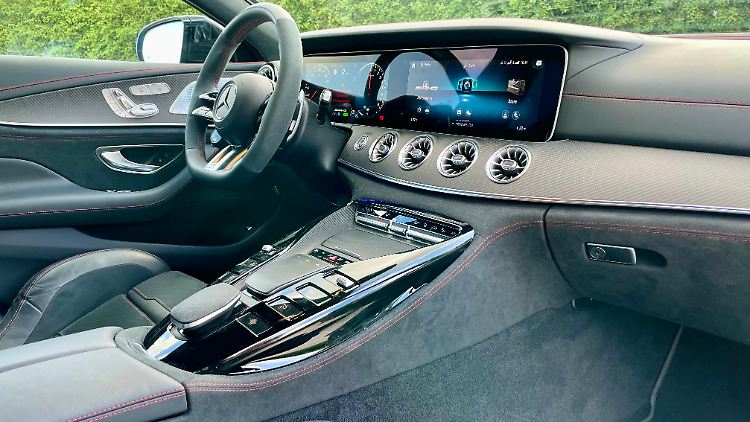 Carboneinlagen lassen den Mercedes-Innenraum sportlich aussehen. Holz ginge auf Wunsch aber auch.