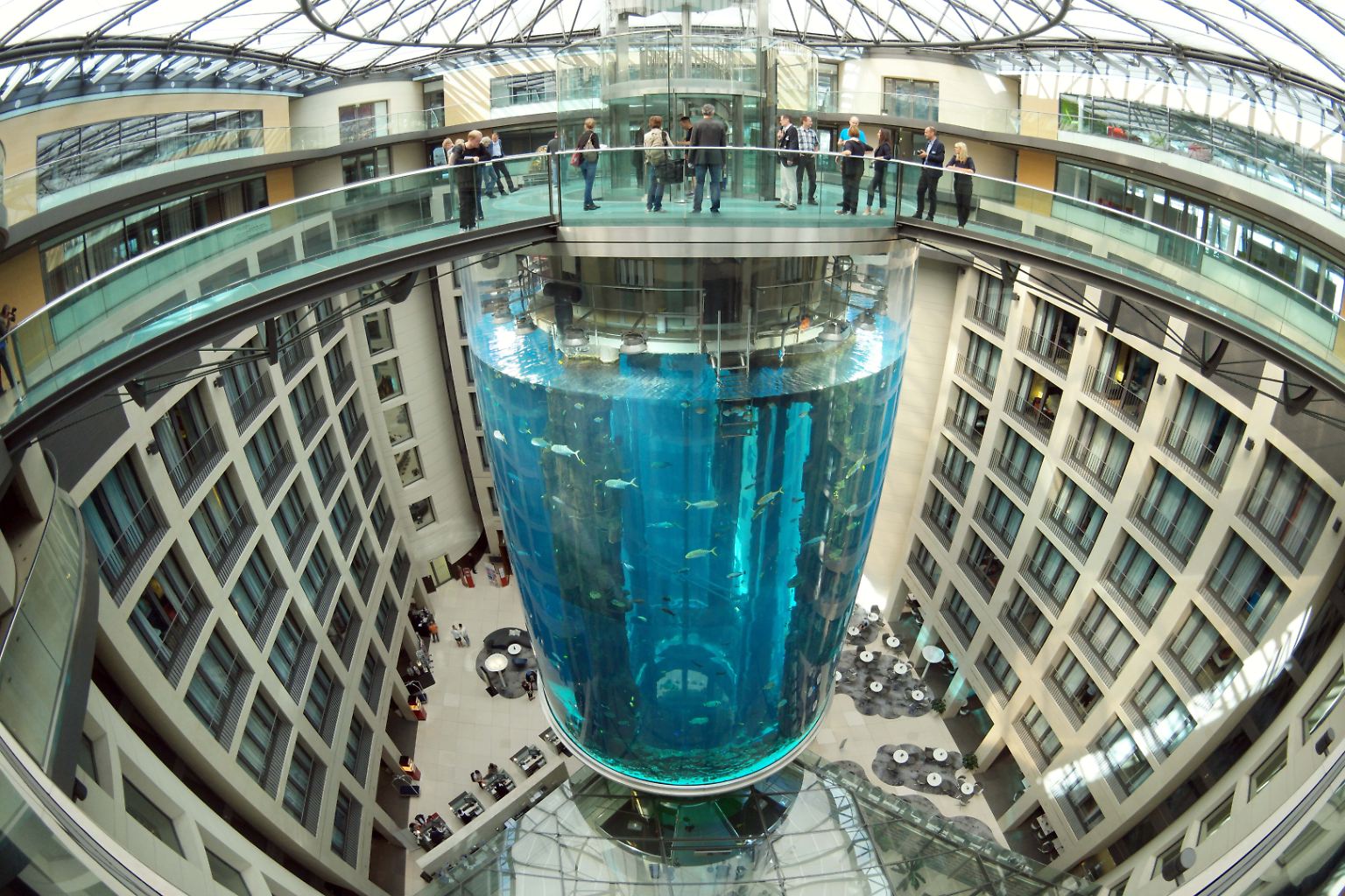 Der Aquadom ist die Attraktion in einem Hotel in der Nähe des Alexanderplatzes in Berlin, ...