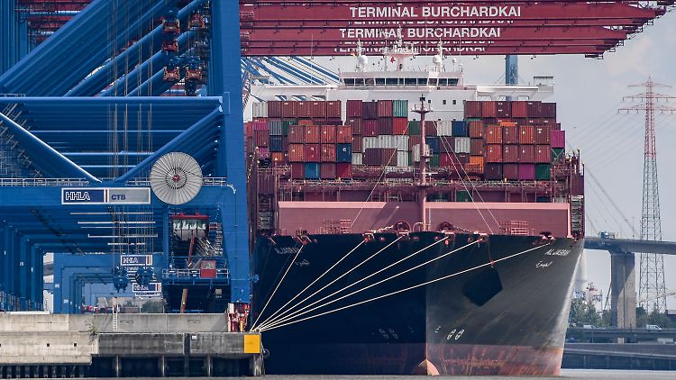 Riesenfrachter auf dem Weg nach Singapur: DIe "Al Jasrah" hier am Kai im Hamburger Hafen (Archivbild).