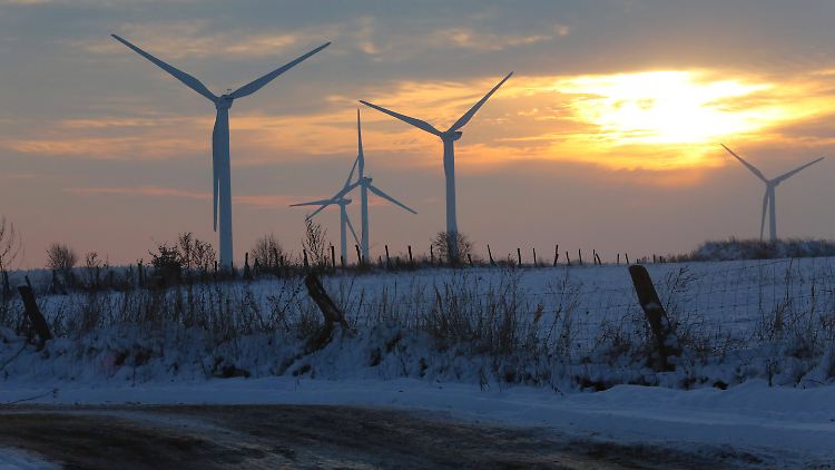 Großspeicher sollen das Problem lösen, dass erneuerbare Energien mal zu viel und mal zu wenig Strom liefern.