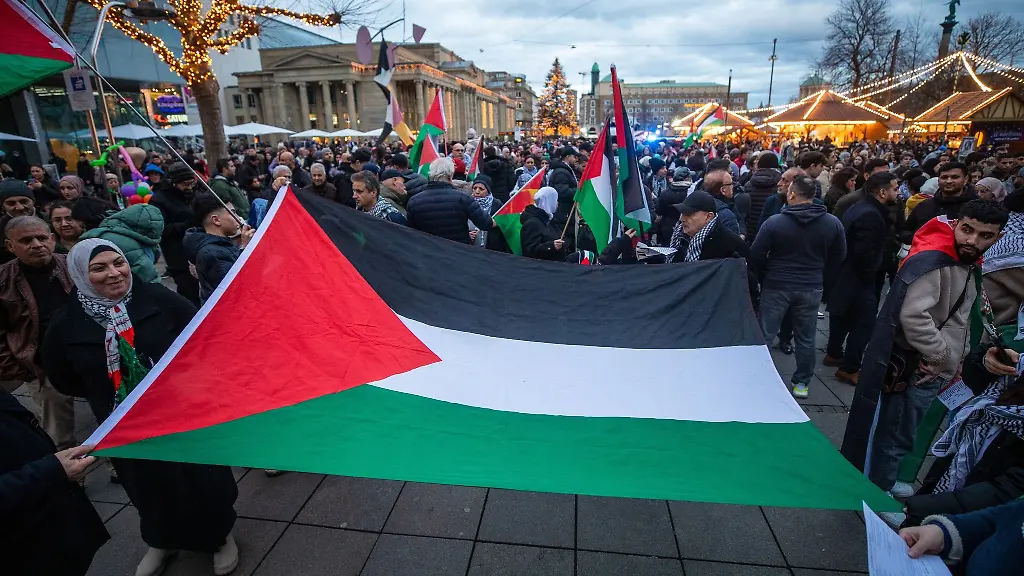 Zahlreiche-Menschen-nehmen-an-einer-Pro-Palaestina-Demo-teil