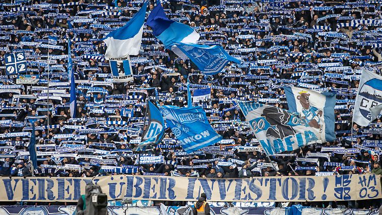 Fans von Hertha BSC protestieren gegen einen Investoren-Einstieg in die DFL. Ihr Verein hat die Lizenzspielerabteilung ausgegliedert. Die Mehrheit der Anteile besitzt ein Investor.