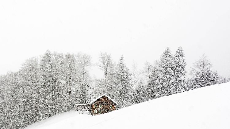 Oetkers Roman spielt am Weihnachtsabend mit viel Schneefall in den Schweizer Alpen.