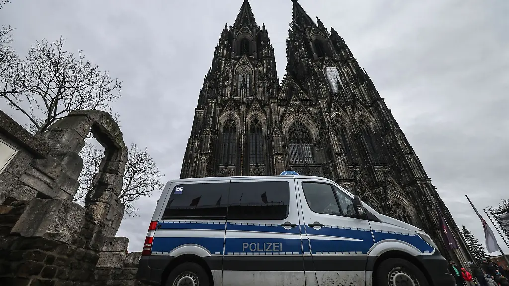 Ein-Polizeifahrzeug-steht-vor-dem-Dom