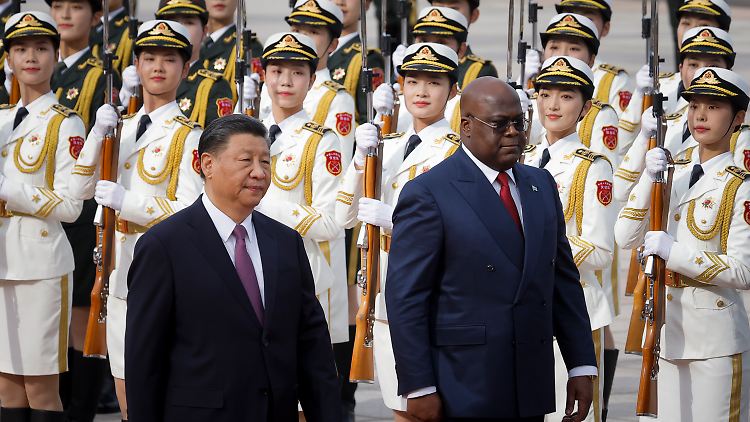 Im Mai war Präsident Félix Tshisekedi zu Besuch in Peking, Präsident Xi Jinping empfing ihn in der Großen Halle des Volkes.