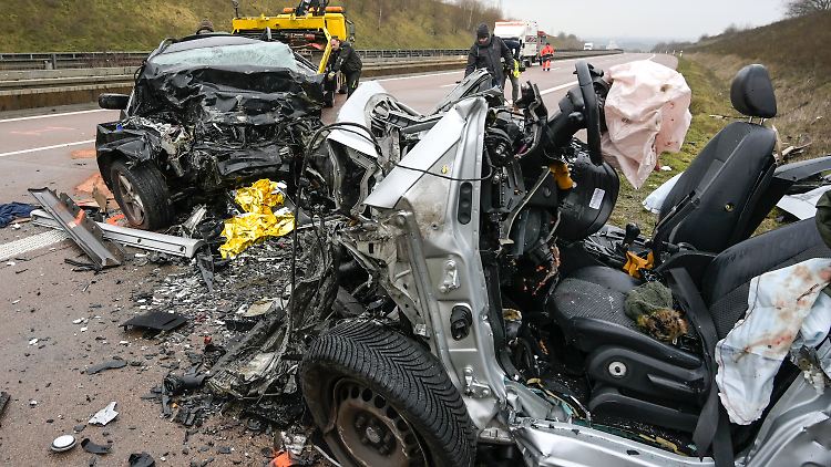Die Wracks der beiden Autos sind nach dem Unfall vollkommen deformiert.