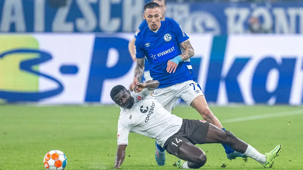 St-Paulis-Afeez-Aremu-l-und-Schalkes-Darko-Churlinov-kaempfen-um-den-Ball