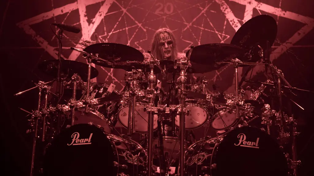 Im-Jahr-1995-gruendete-Nathan-Jonas-Joey-Jordison-mit-seinen-fuenf-Kollegen-die-Band-Slipknot-Bis-2013-war-er-der-Drummer-der-Band-2021-erlag-er-einer-neurologischen-Krankheit-Nun-wird-die-Band-in-seinem-Namen-verklagt