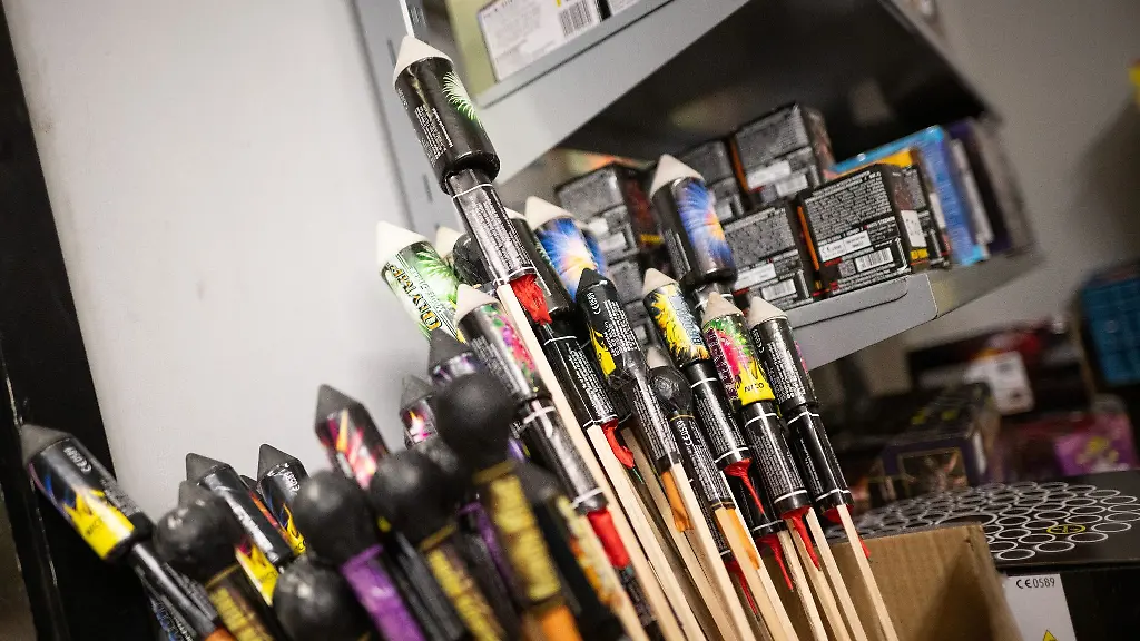 Raketen-stehen-am-ersten-Tag-des-Verkaufs-von-Feuerwerk-im-Einzelhandel-in-einem-Geschaeft-von-Feuerwerksverkauf-Berlin