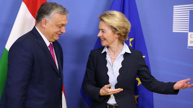 Hier geht es lang: Ursula von der Leyen zeigt Viktor Orban den Weg.