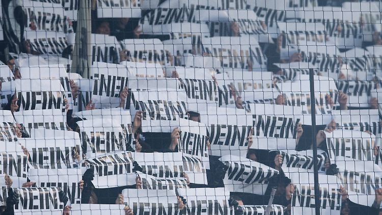 Die Bundesliga-Fans protestieren bereits seit Wochen. Hier im Bild die Auswärtsfans von Borussia Mönchengladbach beim Spiel bei Union Berlin am letzten Wochenende.