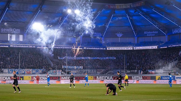 Die Fans von Hansa Rostock zeigen, was sie von der DFL halten: wenig! Die Kogge steht vor schwierigen Zeiten.