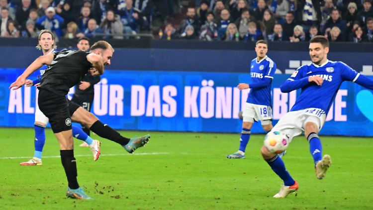Simon Asta (l.) erzielte den Ausgleich zum 2:2.