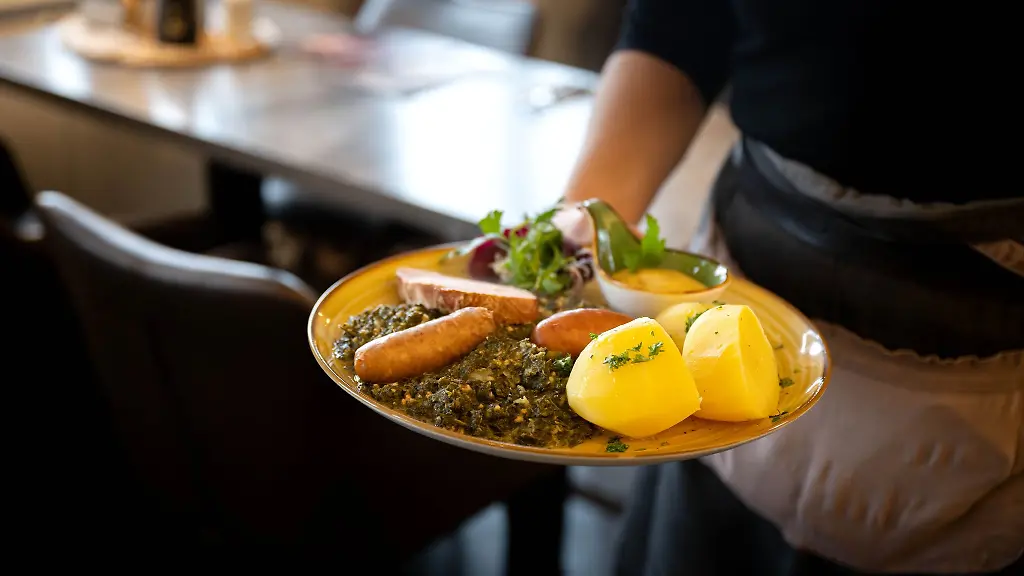 In-der-Gastronomie-gilt-vom-1-Januar-2024-an-wieder-der-normale-Mehrwertsteuersatz-von-19-Prozent-statt-voruebergehend-7-Prozent