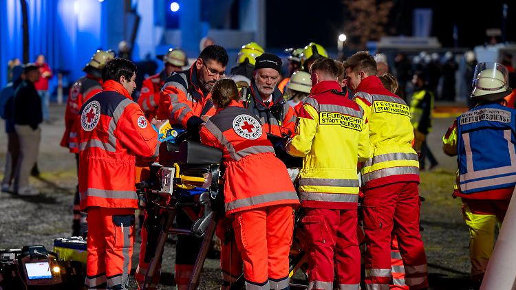 Ein Fan wurde schwer verletzt und musste ins Krankenhaus gebracht werden.