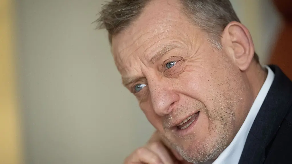 Roman-Zitzelsberger-Bezirksleiter-der-IG-Metall-Baden-Wuerttemberg-nimmt-an-einem-Gespraech-mit-der-Deutschen-Presse-Agentur-dpa-teil