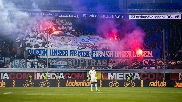 Die Fans von Hansa Rostock hatten reichlich Pyrotechnik ins Stadion geschafft.