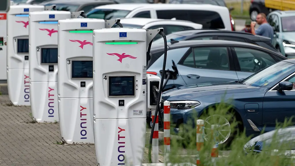 Elektroautos-laden-an-einer-Ladestation-an-der-Autobahnraststaette-Ohligser-Heide-West