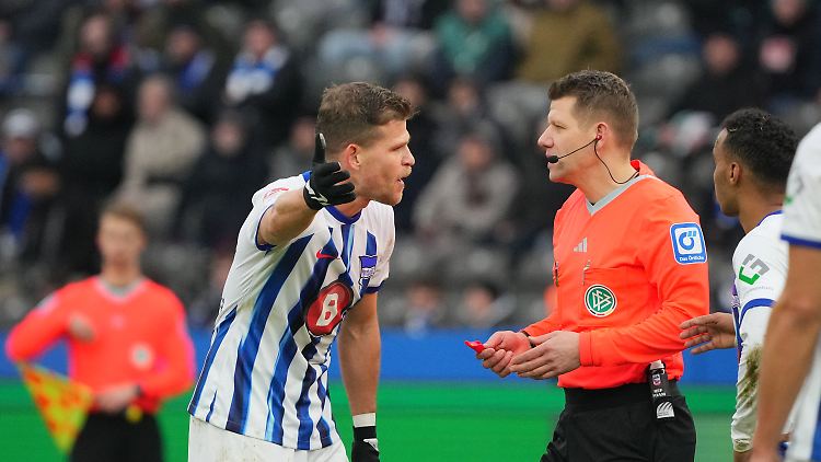 Patrick Ittrich erklärt Florian Niederlechner, dass er vom Platz muss.